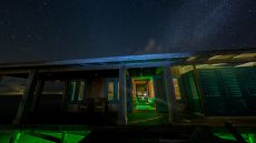 casa ventanas at night