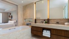 P0550 Bathroom Tub 2 at Park Hyatt Chicago