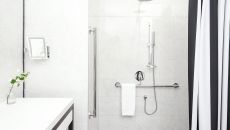 06. Deluxe bathroom at Place d'Armes