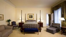 suite bedroom four post bed