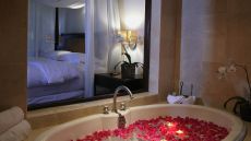 002516  Bathroom detail