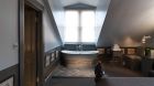 guestroom with bathtub