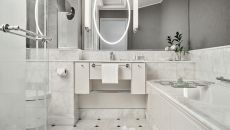 Deluxe Room Bathroom at Hotel Kamp