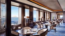 Club Lounge dining overall