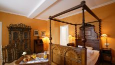 bedroom four post bed