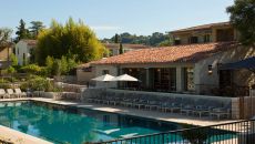Piscine principale, vue sur le bistrot Domaine du Mas de Pierre