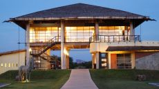 villa exterior horse statue