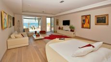 premier suite with art