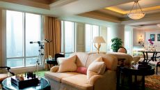 four post king bed two bathtubs