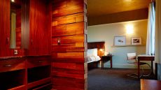 Bedroom with jacuzzi