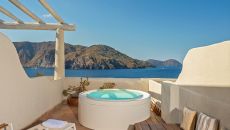 Master Piscina at Therasia Resort