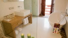 claw foot tub at Casa Cartagena