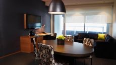 Hotel  Le  Germain  Maple  Leaf  Square living room