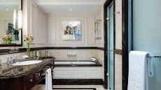 Grand Club Junior Suit Bathroom