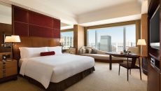Deluxe King Guestroom at Shangri La Hotel Tokyo