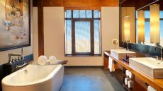 Deluxe Room Bathroom