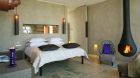 Que Voa modern fireplace