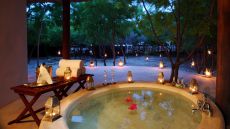 Manglar nyumba bathroom