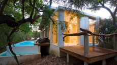 suite outside shower