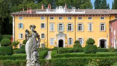 exterior with statue at Villa Cordevigo
