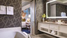 010881 Executive Suite Bath