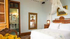 bedroom mirror detail