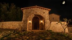 Hotelito de Alma archway at night