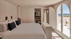  Istoria  Hotel guestroom.