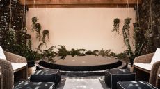  Istoria  Hotel plunge pool.