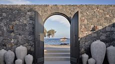  Istoria  Hotel entrance sea view.