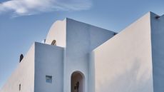  Istoria  Hotel exterior.