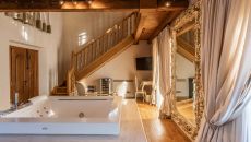 guestroom tub La Corte Dei Papi