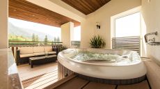 panorama suite outdoor jacuzzi 