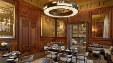 Restaurant Trente Trois opening onto Bar Jean Goujon