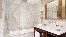 Krw0f Bathroom at Hotel Bristol