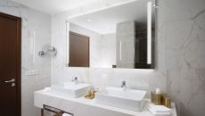 King Junior Suite bath Iceland Parliament Hotel