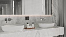 Guestroom bathroom at Alexander