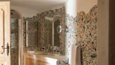 Guestroom bathroom at Romazzino