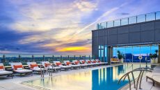 Rooftop heated Pool Hotel X Toronto a Destination by Hyatt Hotel